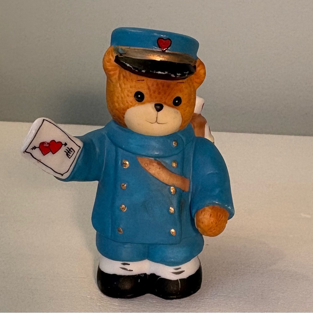Enesco Lucy & Me 1990 Mailman Valentine Bear collectable